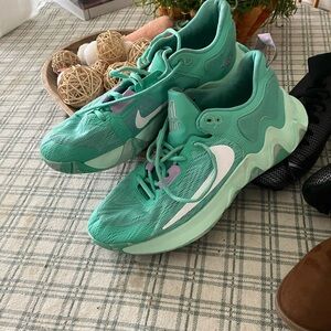 Nike Women's Green Athletic Shoes